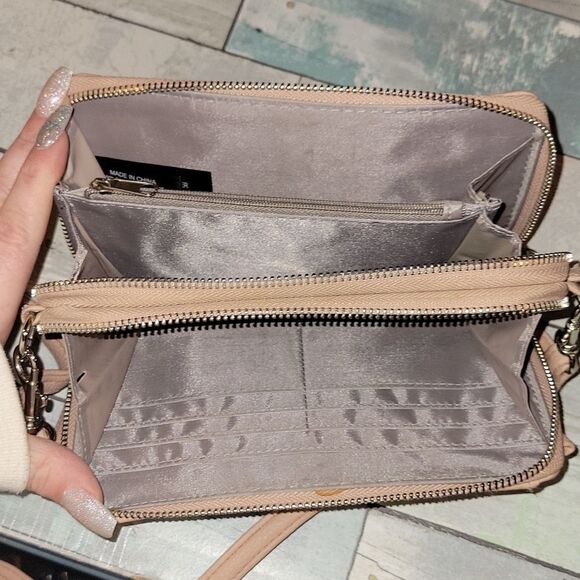 Reaction Kenneth Cole Small Cross Body Purse - Picture 6 of 7